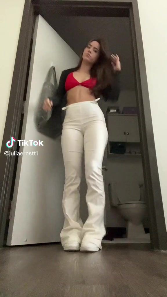 Julia Ernst – New viral Video !