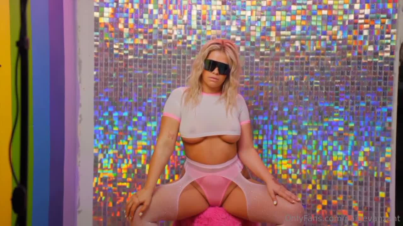 Paige VanZant – [ Onlyfans ] Her erotic video