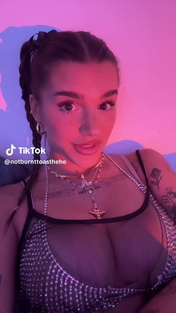 Ari Kytsya Show big tits