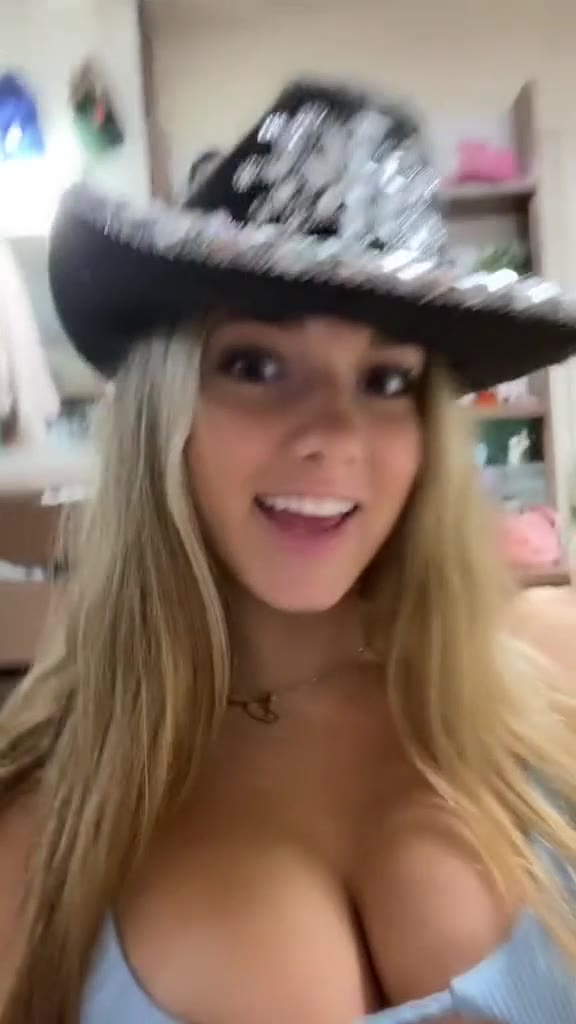 Breckie Hill Onlyfans – Show Off Big And Round Boobs