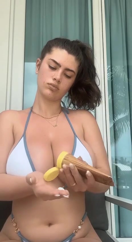 Colleen Sheehan / Colleen.333 Show Off Big And Round Boobs