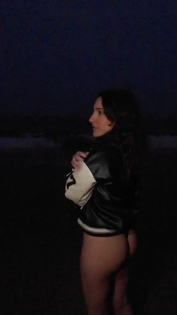 nadia amine – Show ass on beach