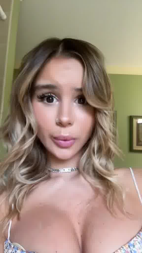 Noelle Leyva – Show big boobs