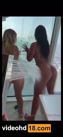 Nicole Dobrikov & Alexisshv Finger Pussy Bathtub