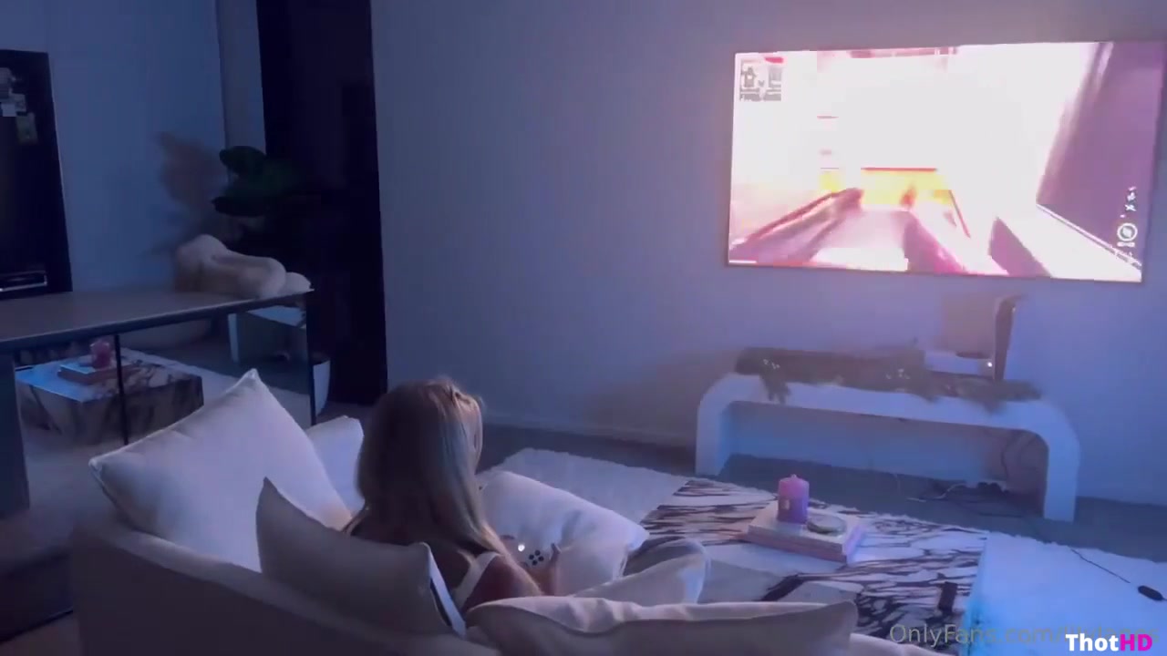 Layla Roo BF Gets Gaming GF into Sex OF [ Sex Tape ]