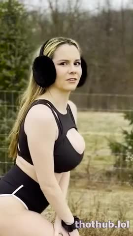 Yellz0 Show Big Boobs Bouncing Very Lewd